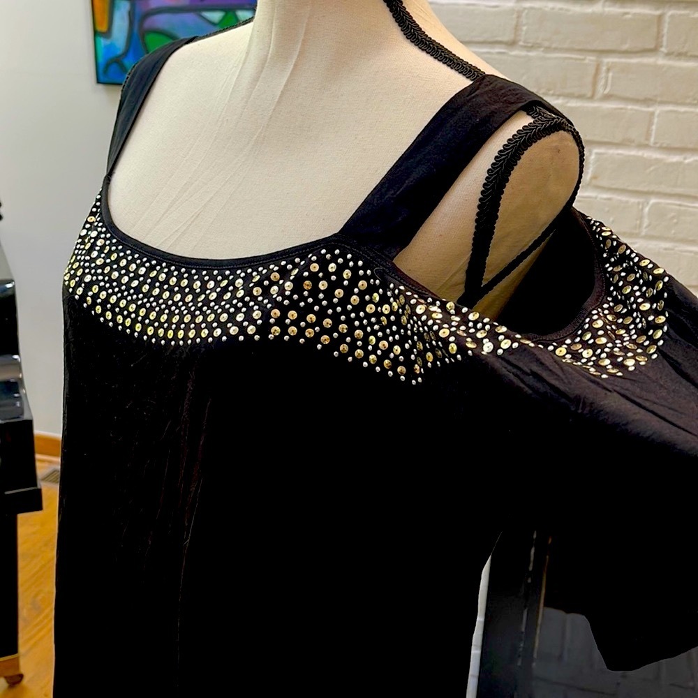 NWT COLD SHOULDER SUMMER TOP | Metallic Accent Studs | FLOWY TOP | Flattering
